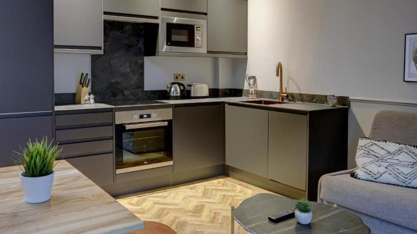 Hy Lytham St Anne'S Aparthotel Lytham St Annes Bagian luar foto A kitchen in a serviced apartment